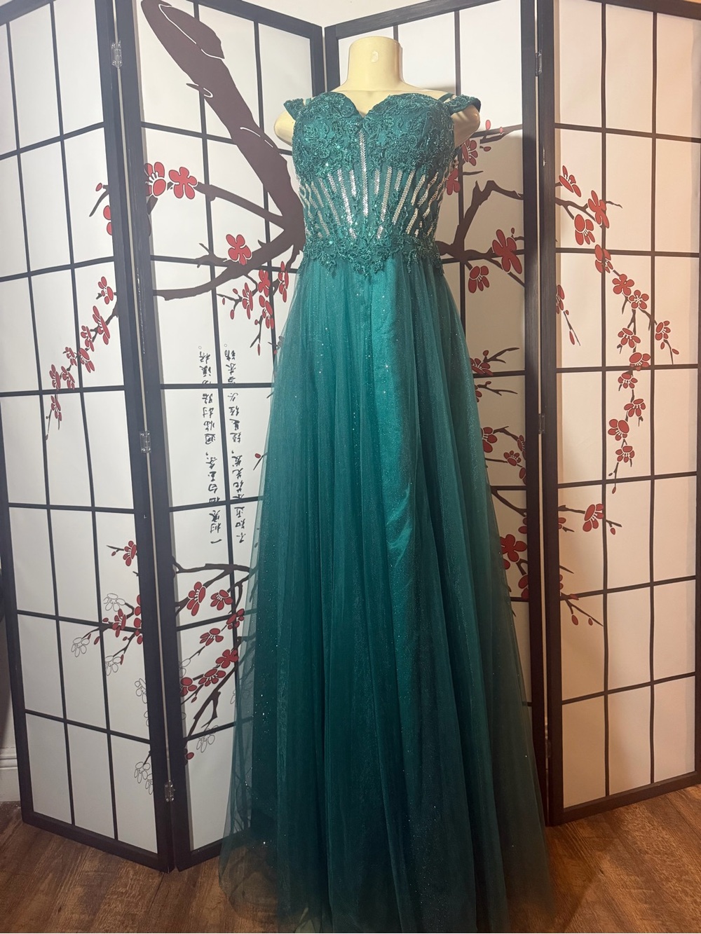 Elegant Teal Evening Gown with Lace Bodice